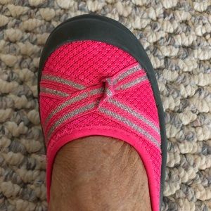 Cutest hot pink casual 👞